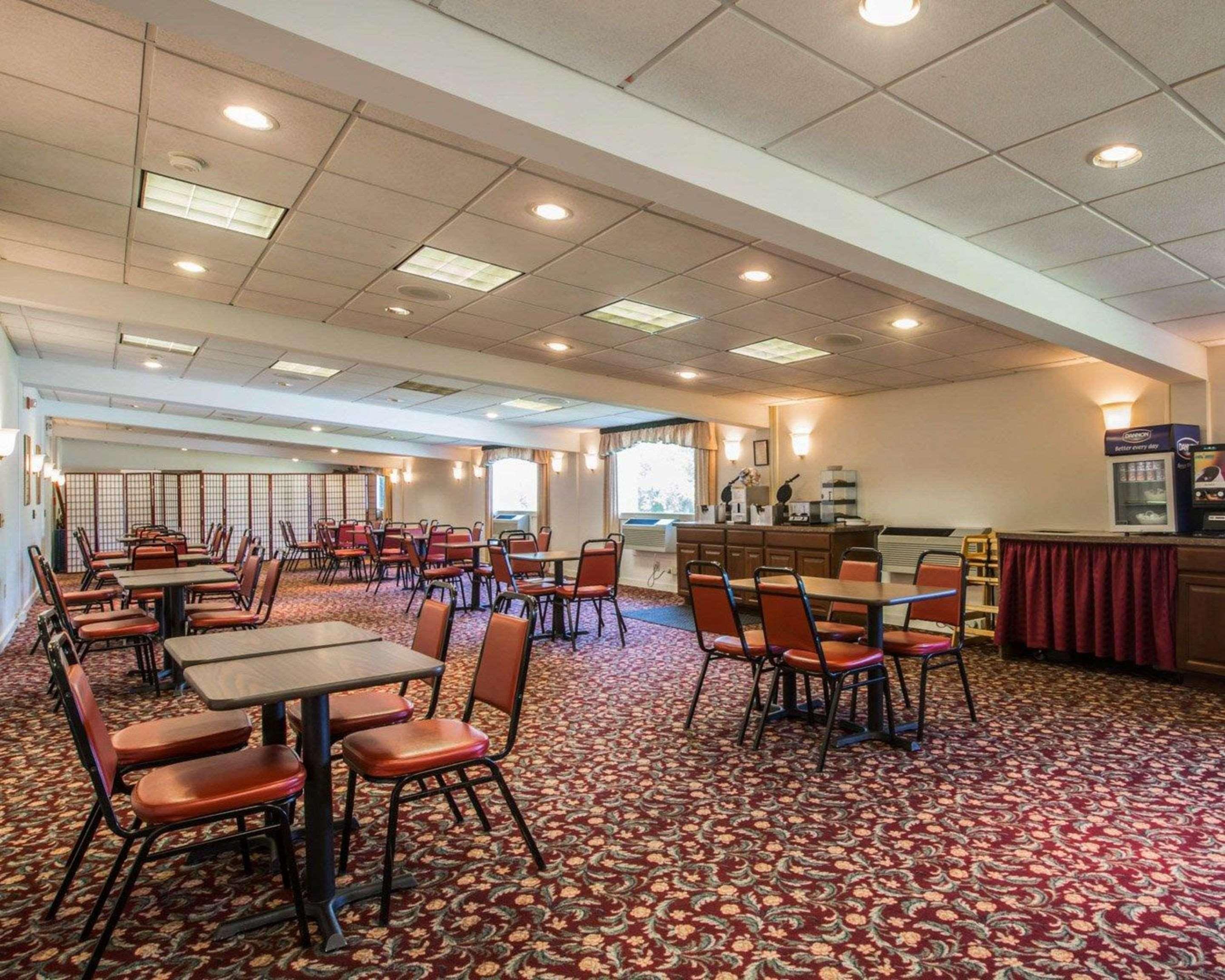 Clarion Inn & Suites At The Outlets Of Lake George Exteriér fotografie