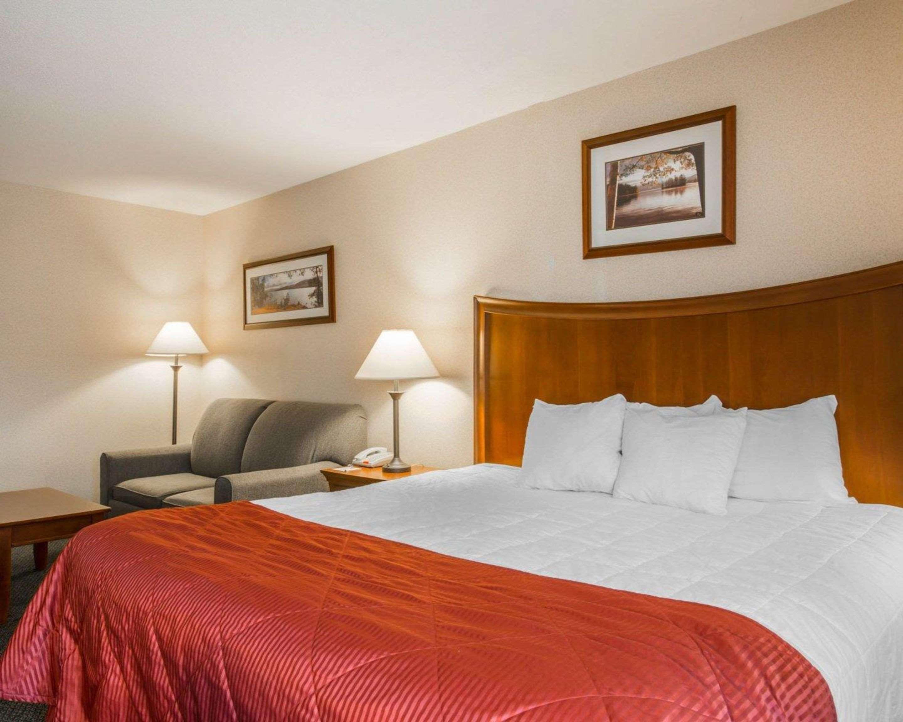 Clarion Inn & Suites At The Outlets Of Lake George Exteriér fotografie