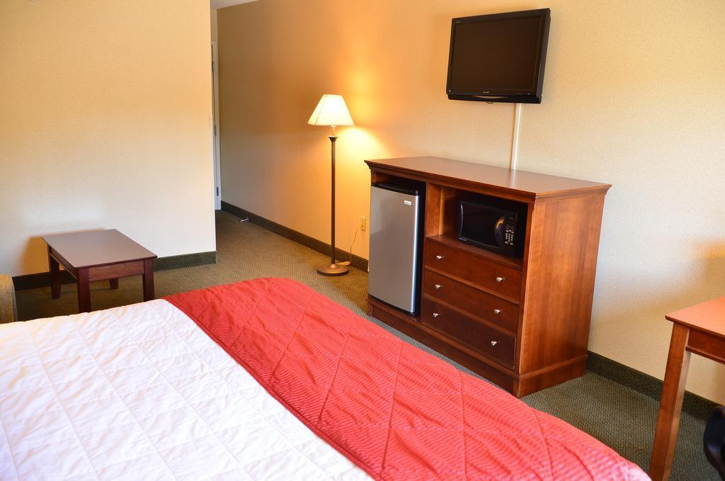 Clarion Inn & Suites At The Outlets Of Lake George Exteriér fotografie