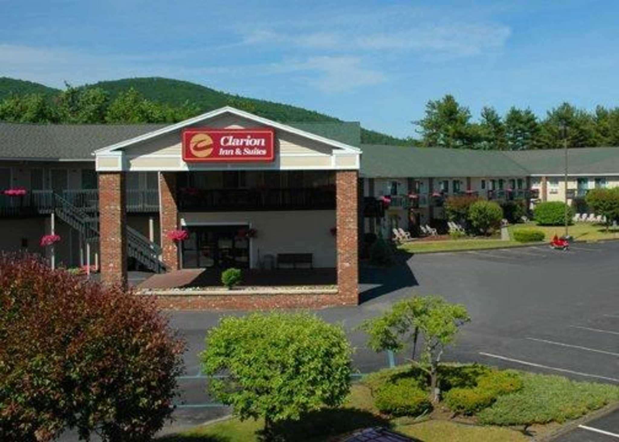 Clarion Inn & Suites At The Outlets Of Lake George Exteriér fotografie