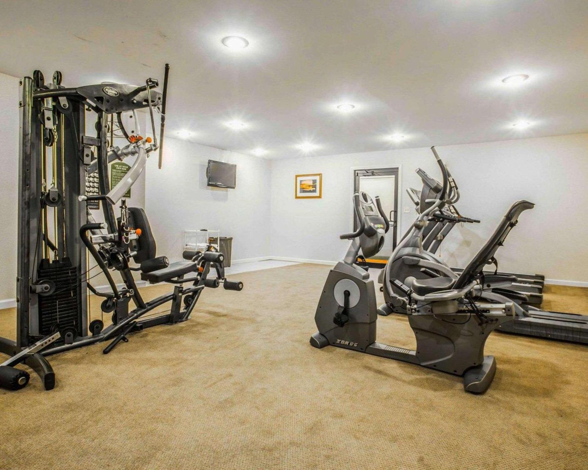 Clarion Inn & Suites At The Outlets Of Lake George Exteriér fotografie