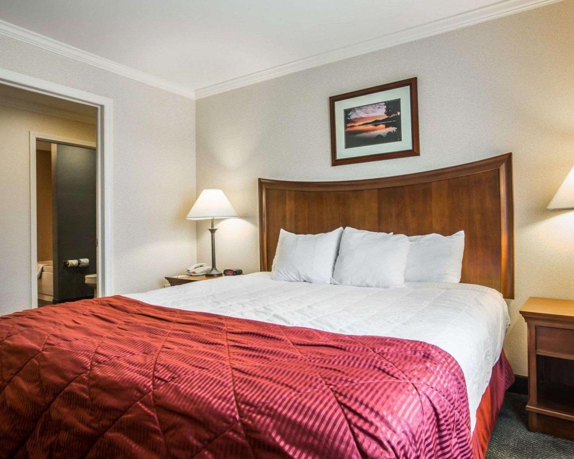 Clarion Inn & Suites At The Outlets Of Lake George Exteriér fotografie