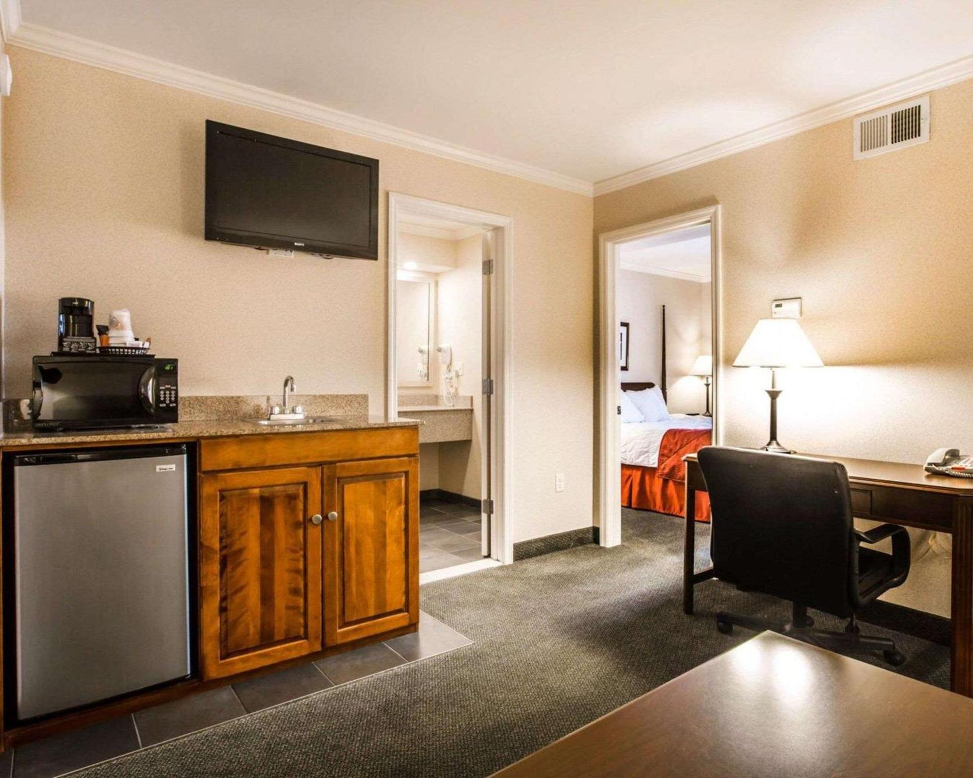 Clarion Inn & Suites At The Outlets Of Lake George Exteriér fotografie