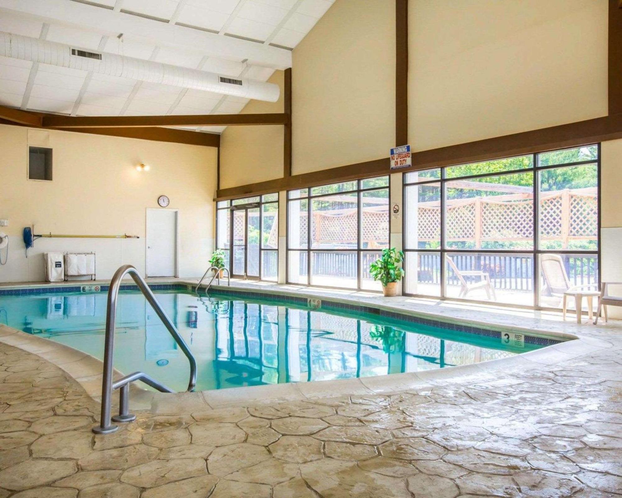 Clarion Inn & Suites At The Outlets Of Lake George Exteriér fotografie