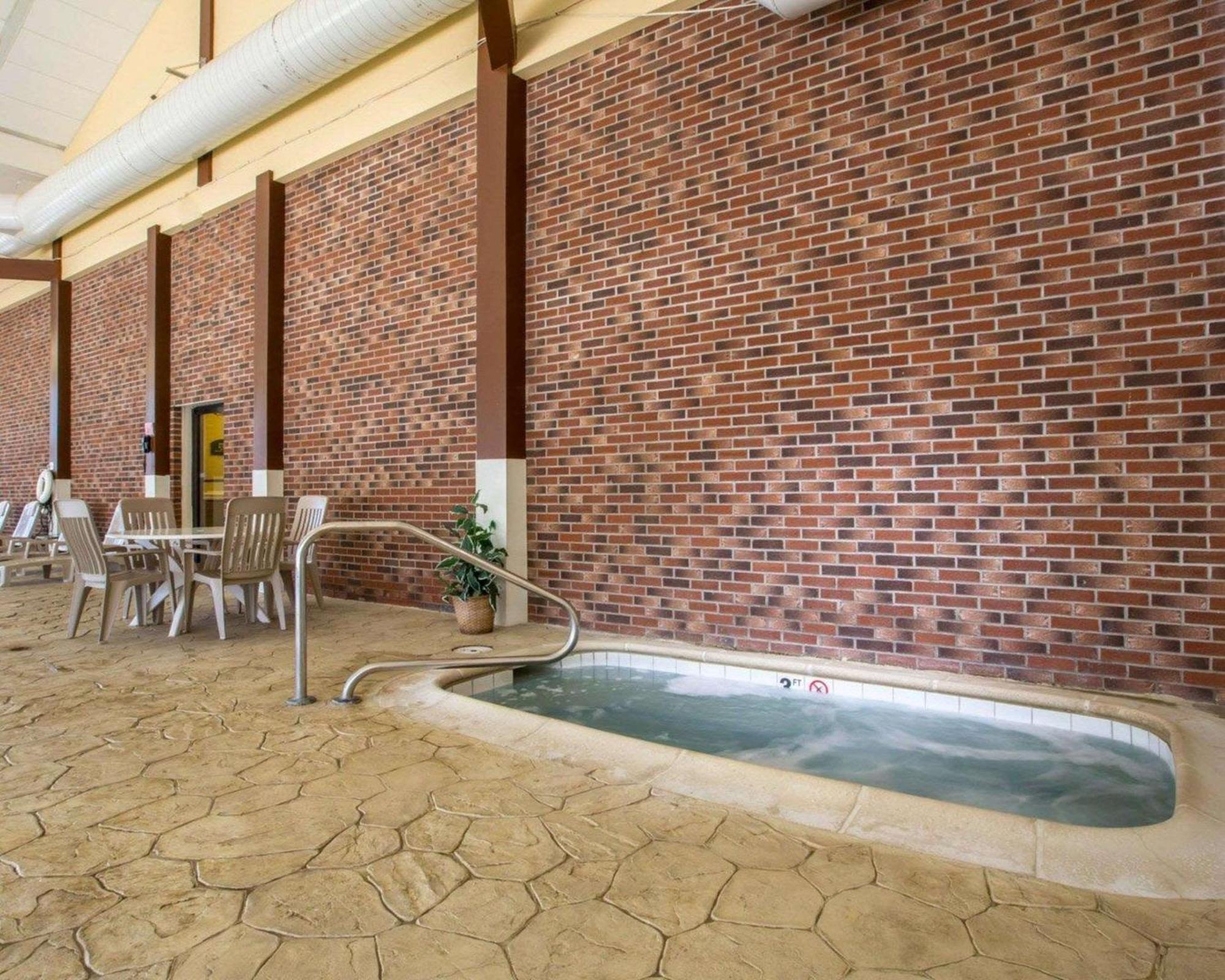 Clarion Inn & Suites At The Outlets Of Lake George Exteriér fotografie