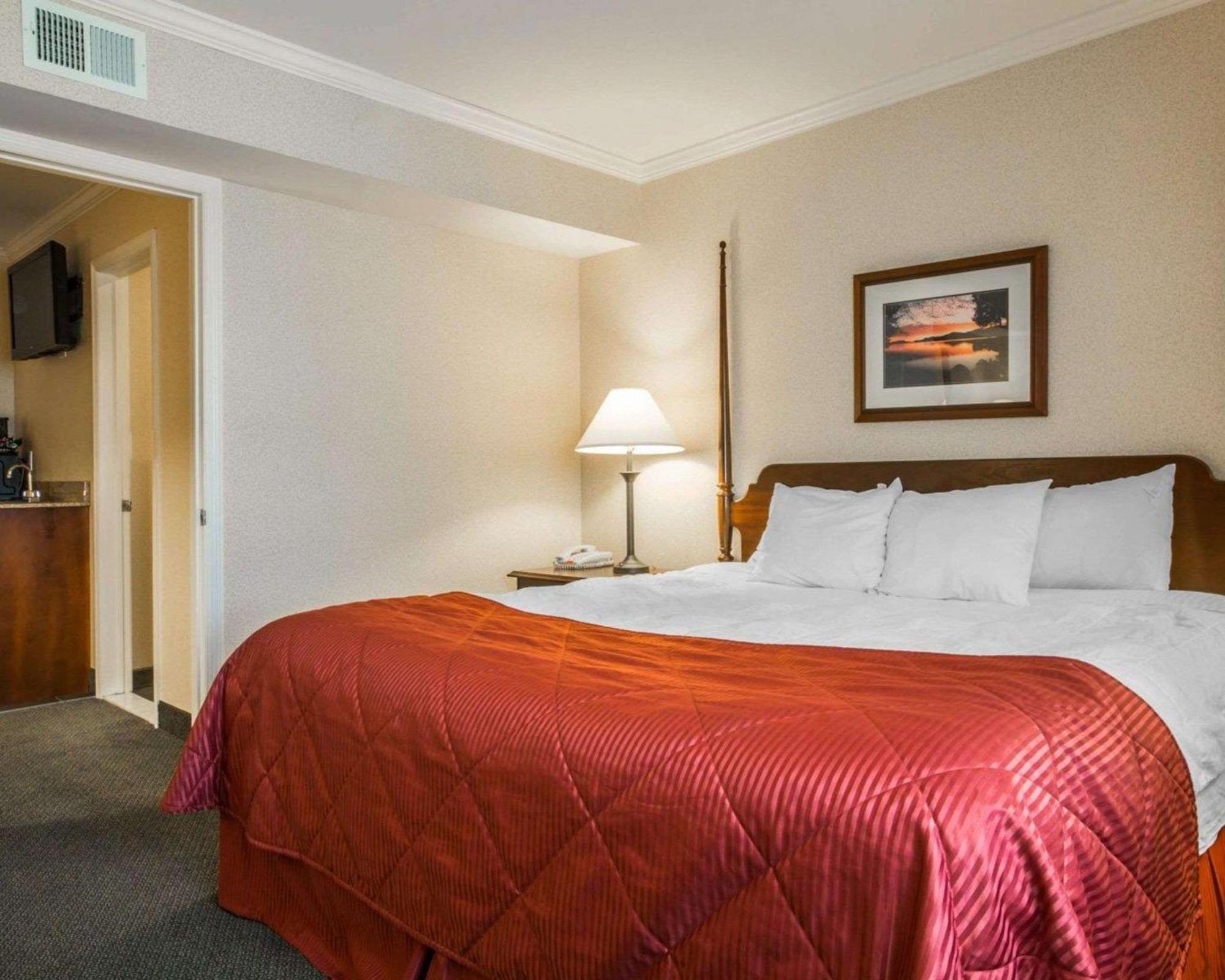Clarion Inn & Suites At The Outlets Of Lake George Exteriér fotografie