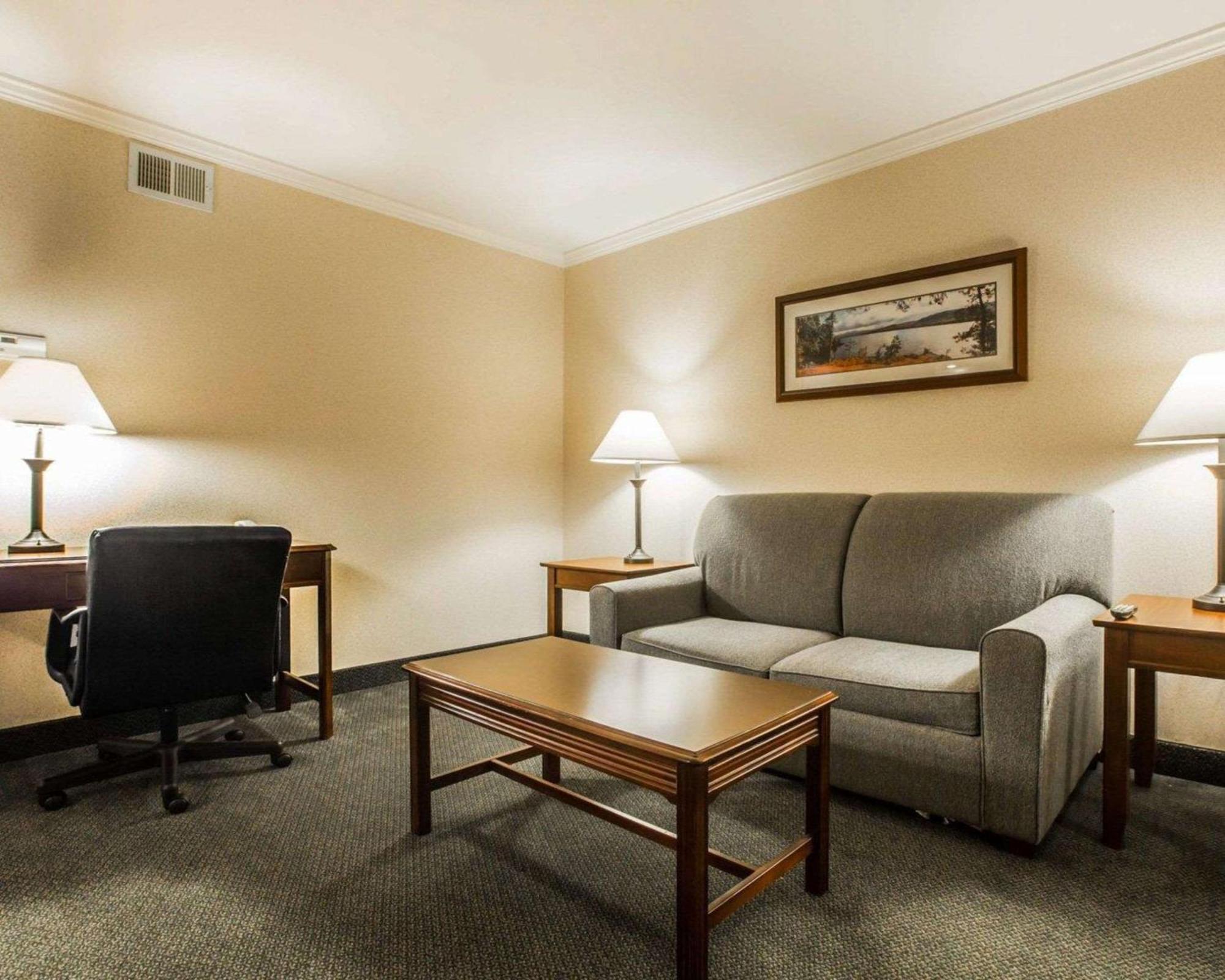 Clarion Inn & Suites At The Outlets Of Lake George Exteriér fotografie