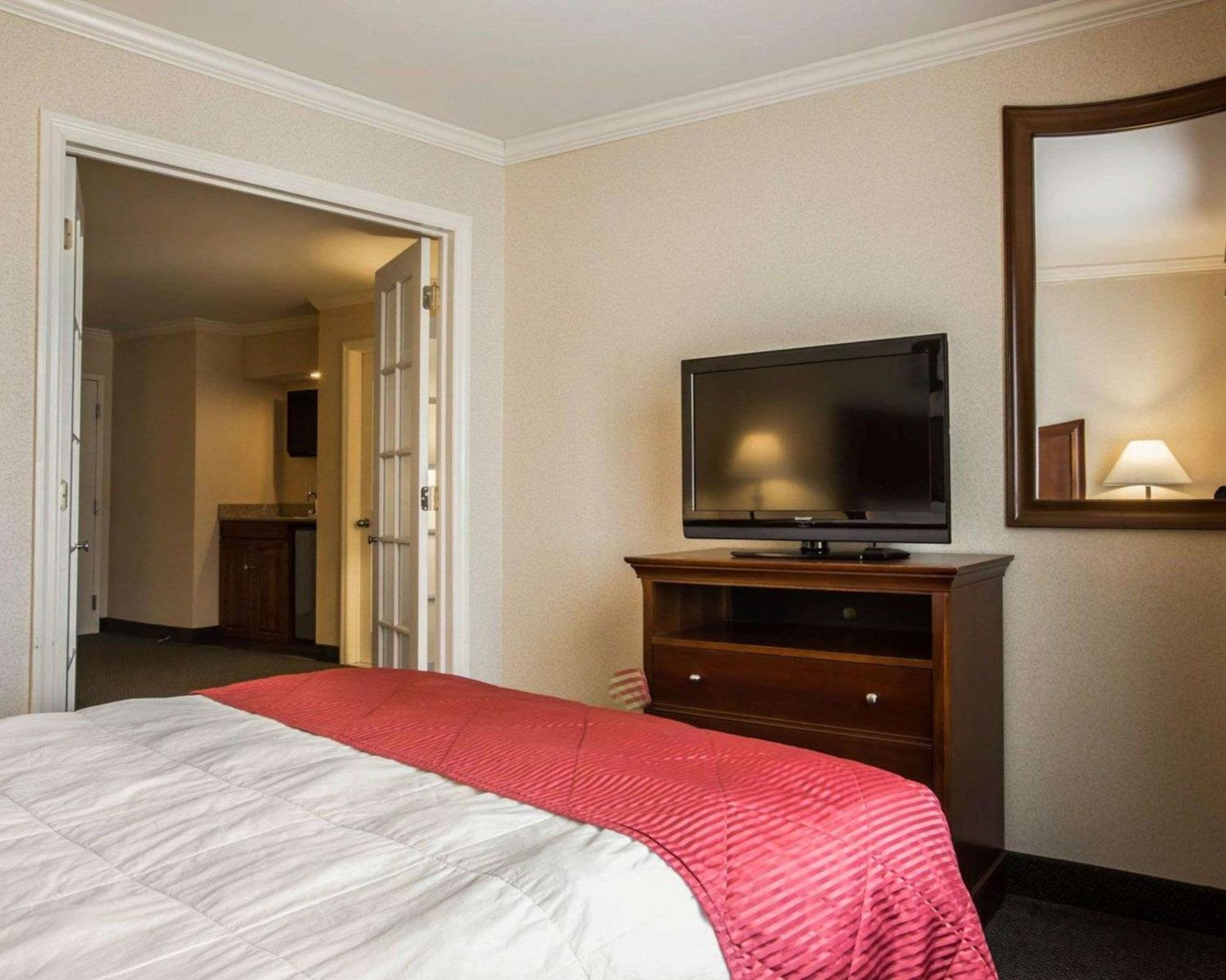 Clarion Inn & Suites At The Outlets Of Lake George Exteriér fotografie