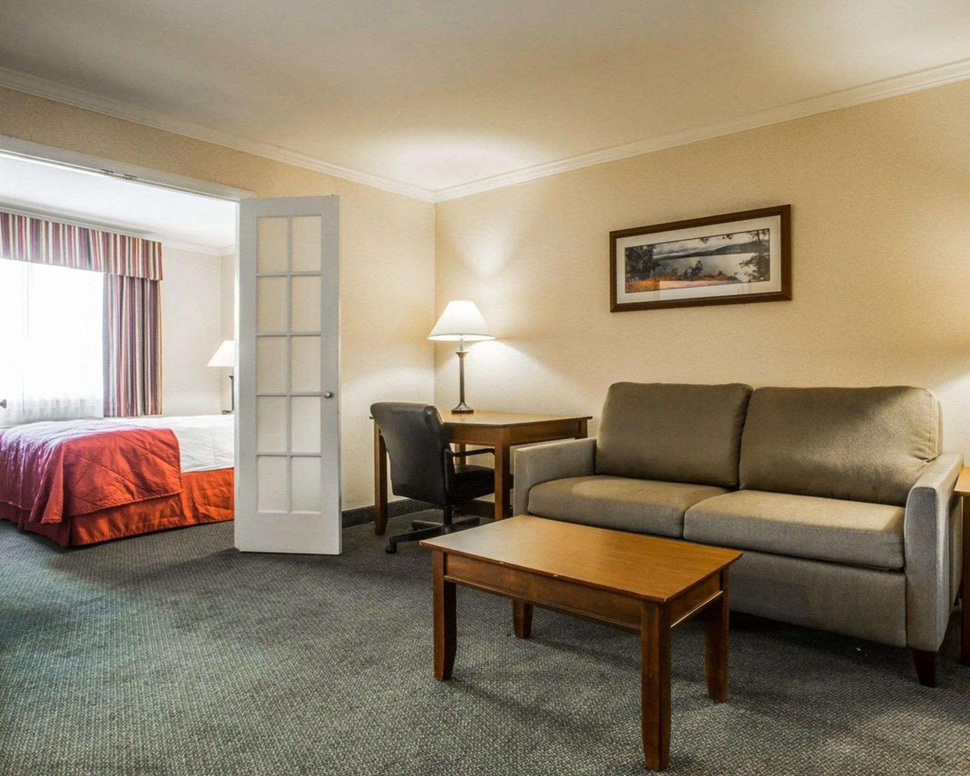 Clarion Inn & Suites At The Outlets Of Lake George Exteriér fotografie