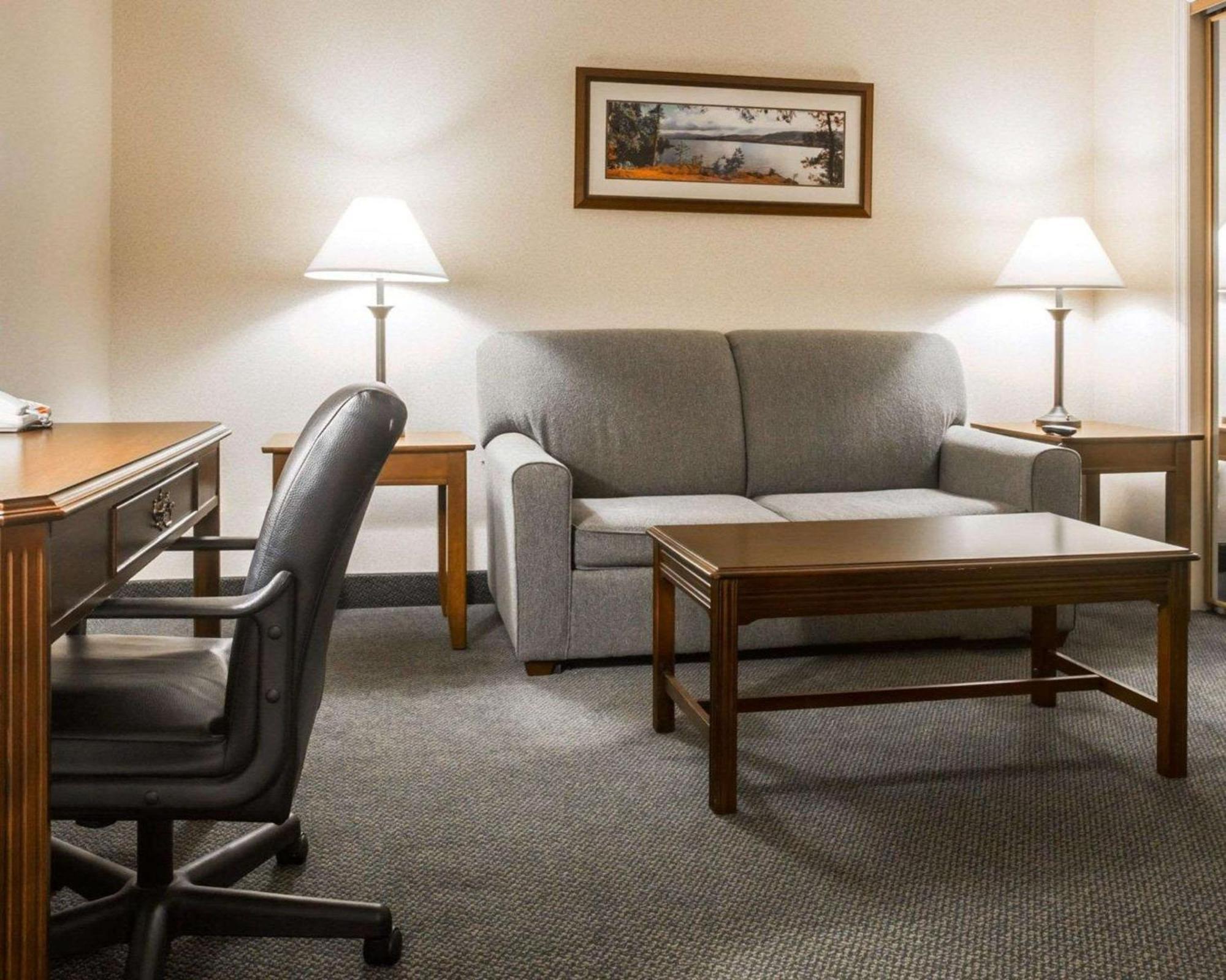 Clarion Inn & Suites At The Outlets Of Lake George Exteriér fotografie