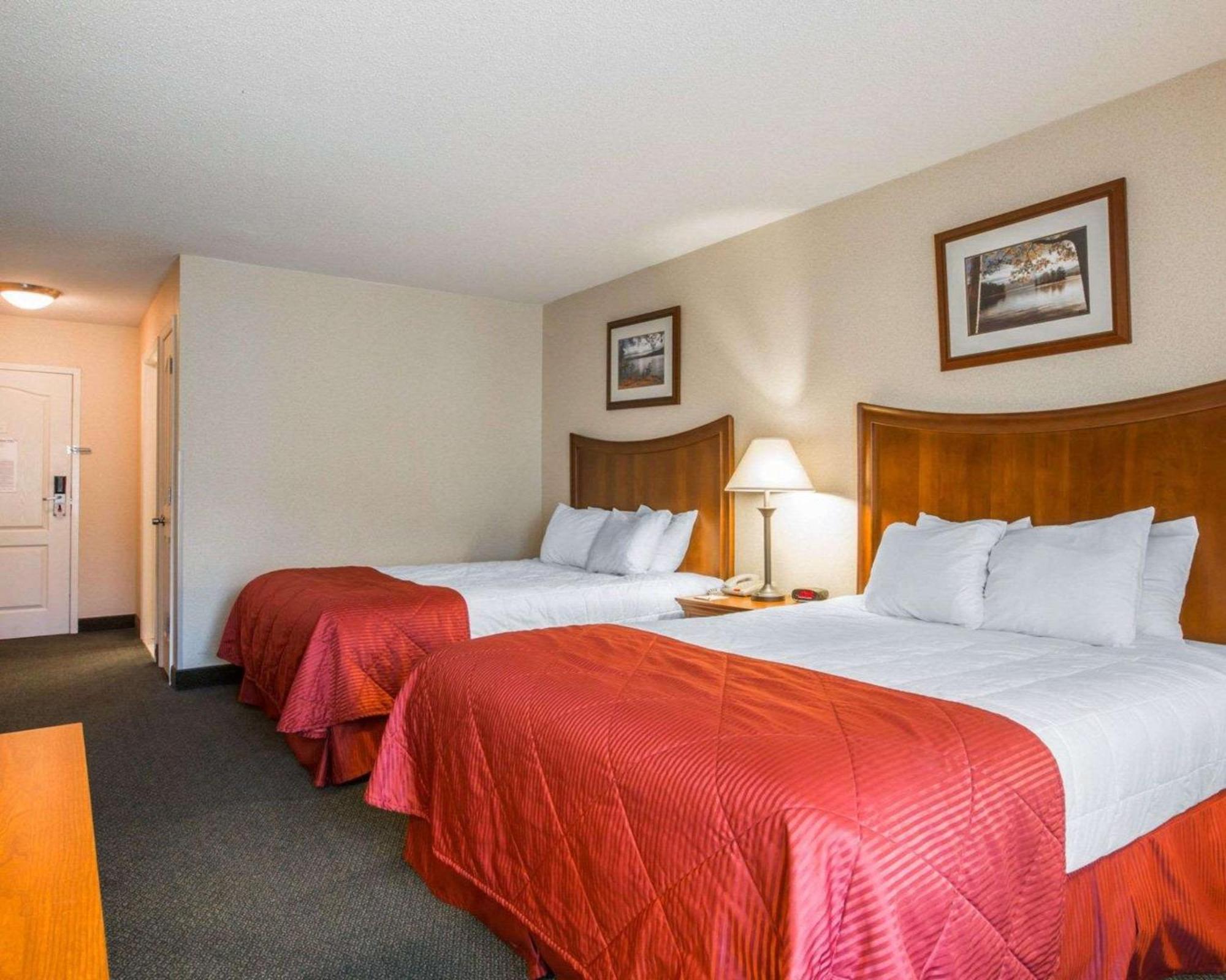Clarion Inn & Suites At The Outlets Of Lake George Exteriér fotografie