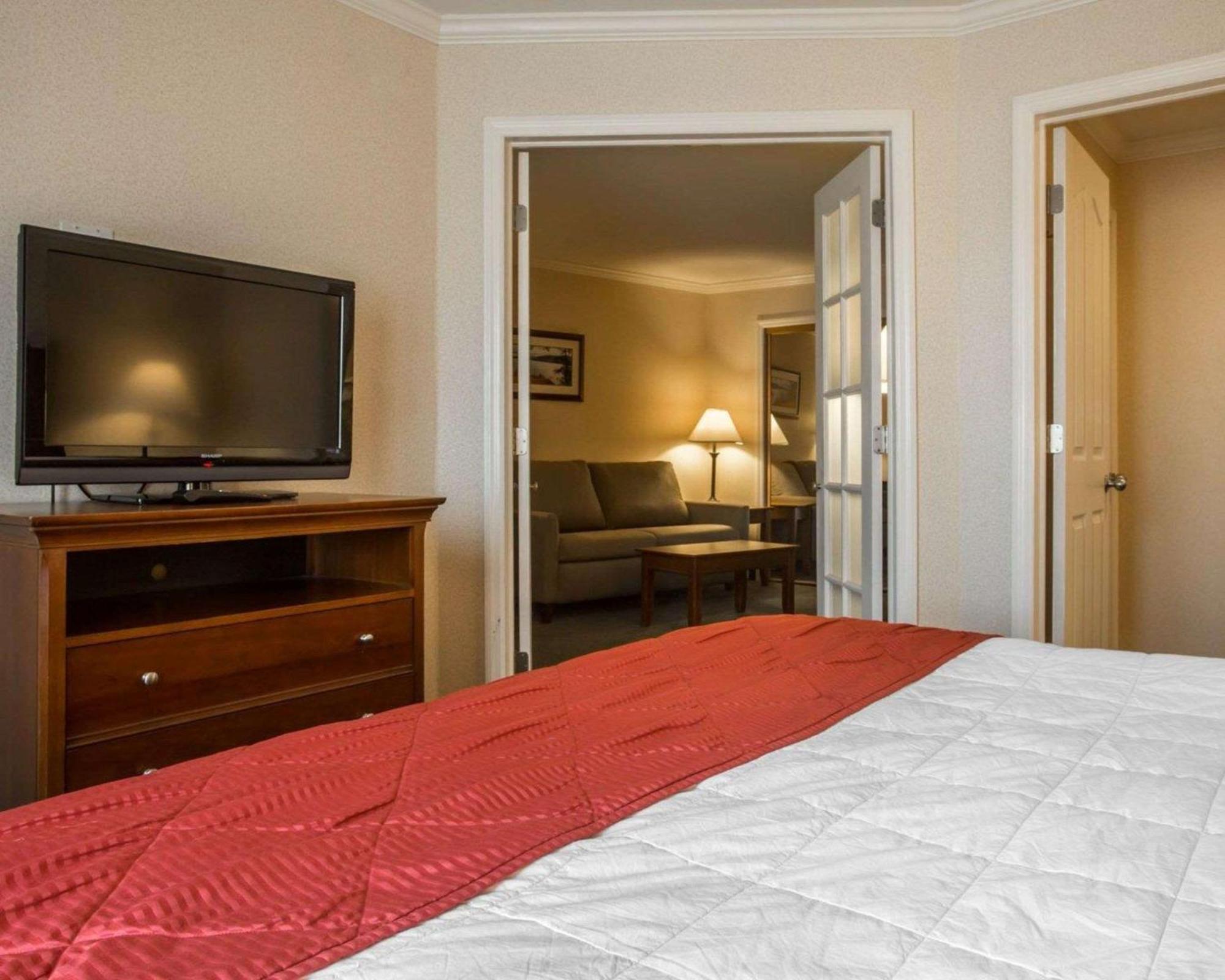 Clarion Inn & Suites At The Outlets Of Lake George Exteriér fotografie