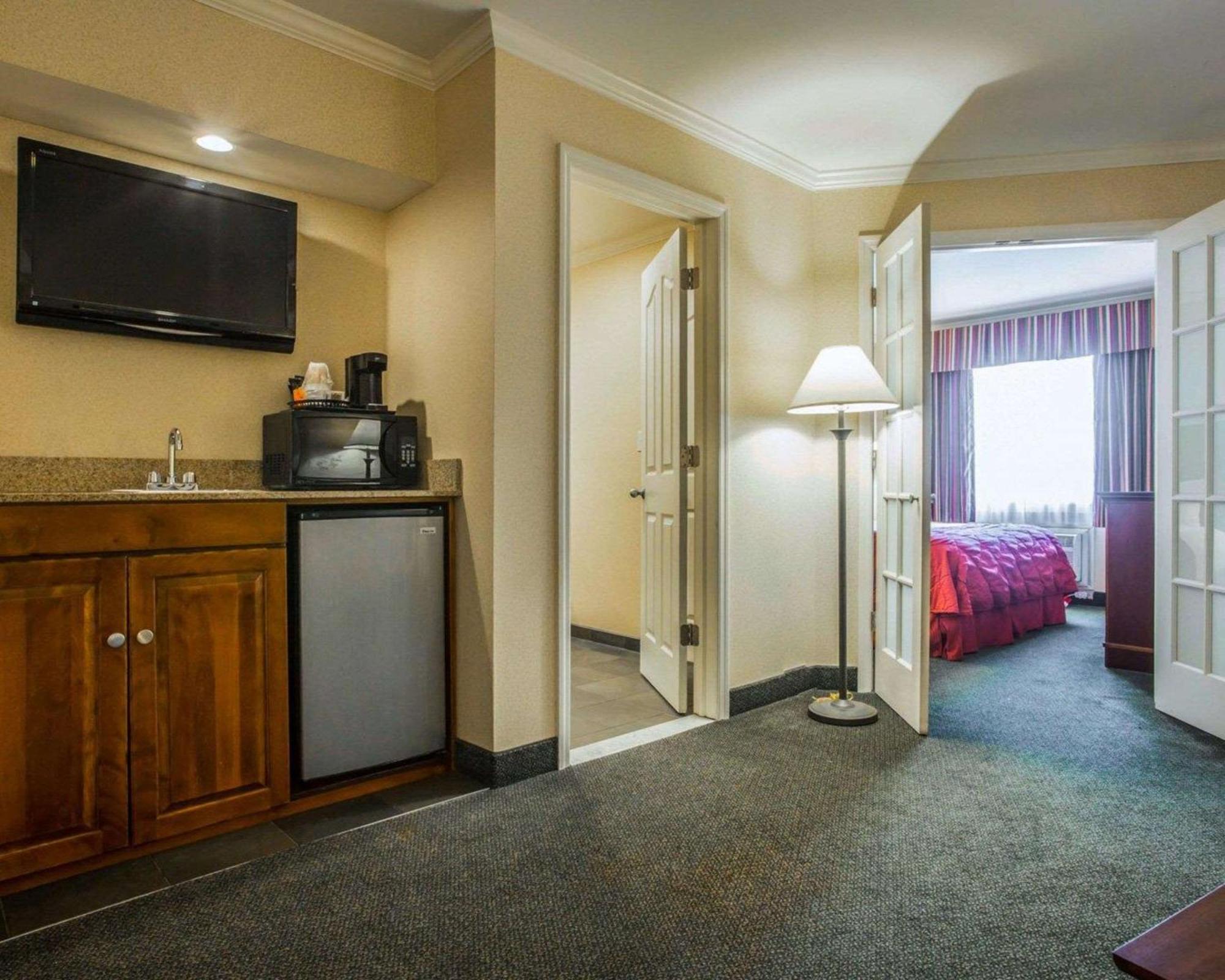Clarion Inn & Suites At The Outlets Of Lake George Exteriér fotografie