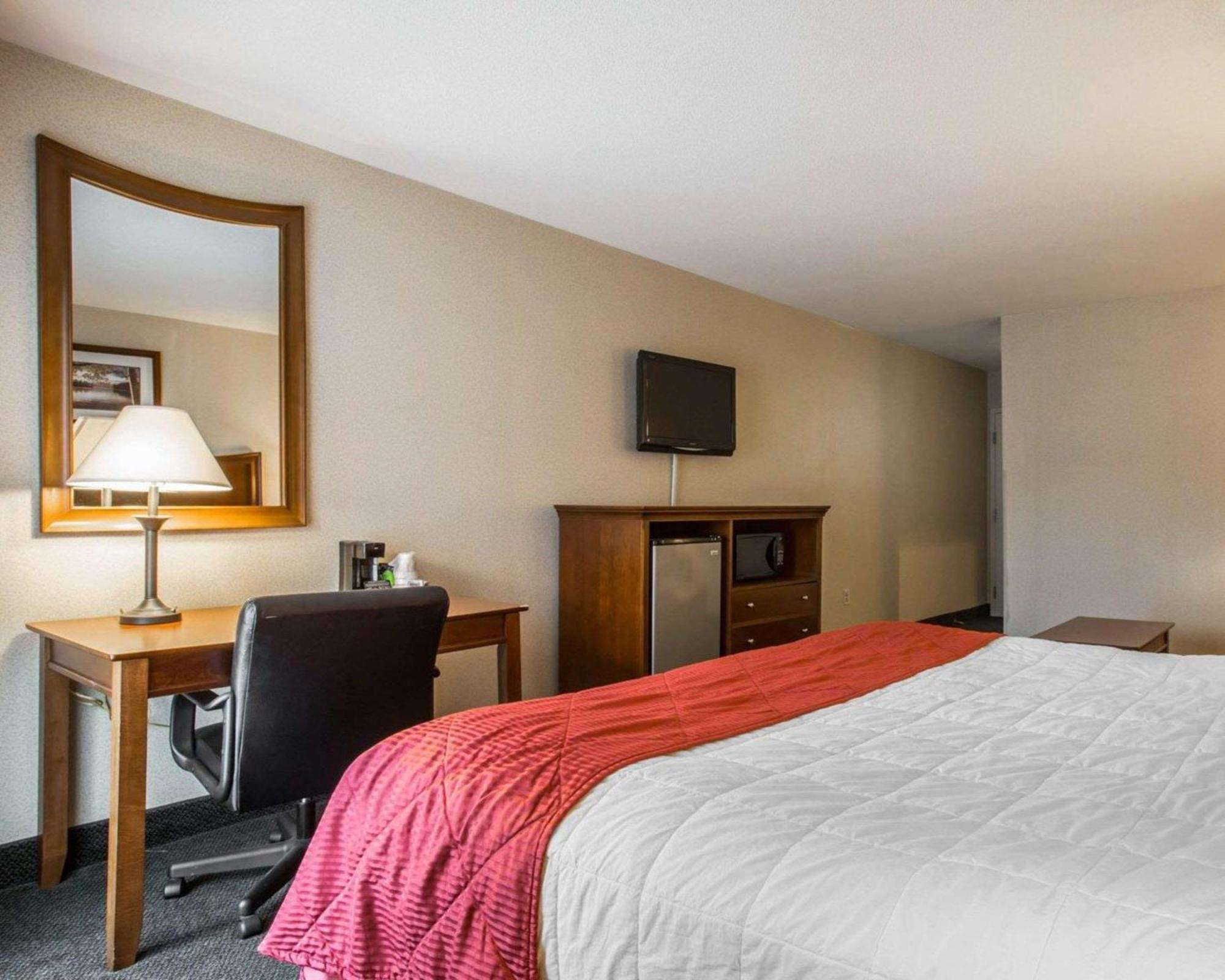 Clarion Inn & Suites At The Outlets Of Lake George Exteriér fotografie