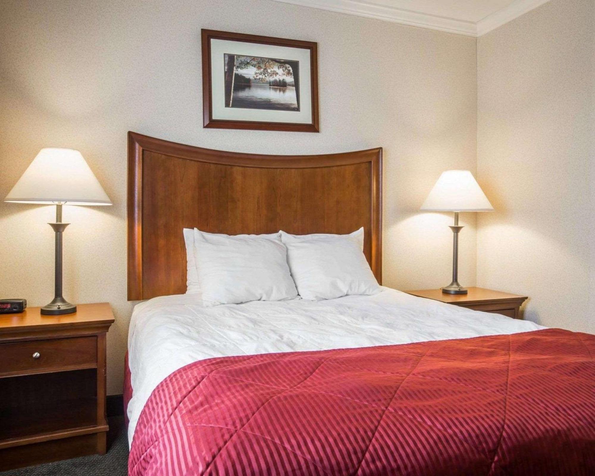 Clarion Inn & Suites At The Outlets Of Lake George Exteriér fotografie