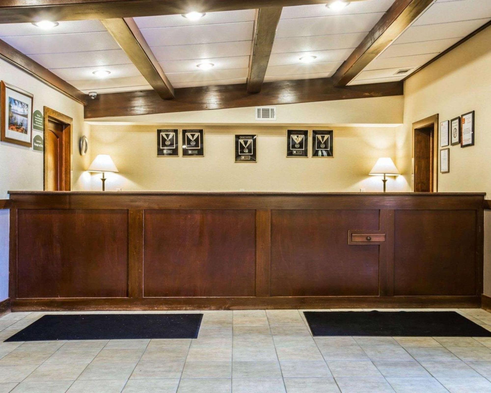 Clarion Inn & Suites At The Outlets Of Lake George Exteriér fotografie