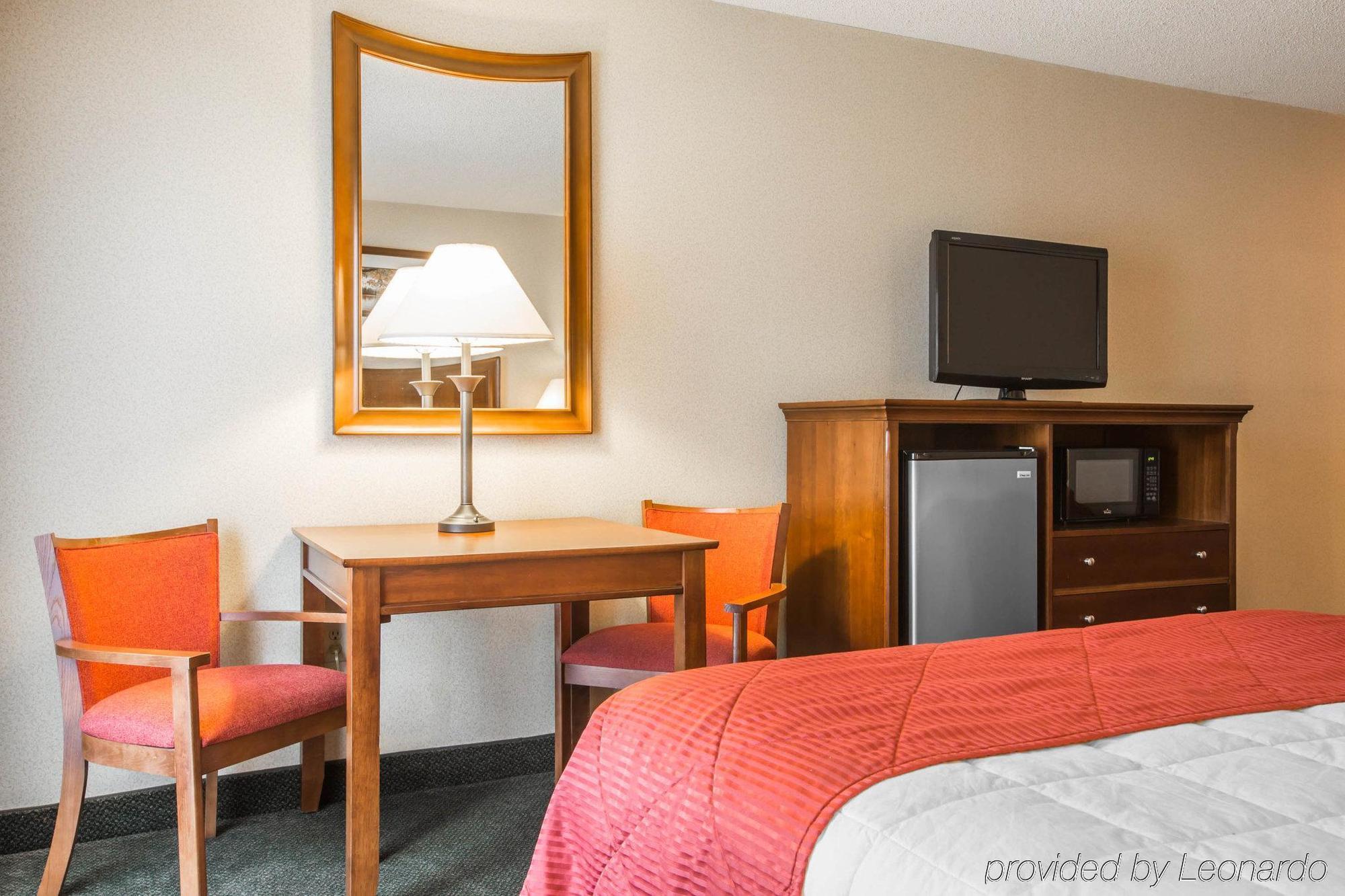 Clarion Inn & Suites At The Outlets Of Lake George Exteriér fotografie