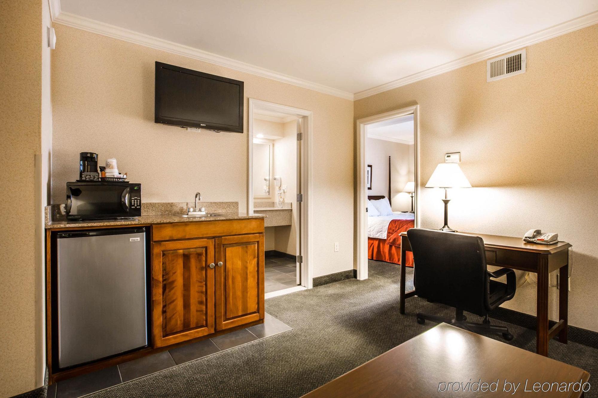 Clarion Inn & Suites At The Outlets Of Lake George Exteriér fotografie