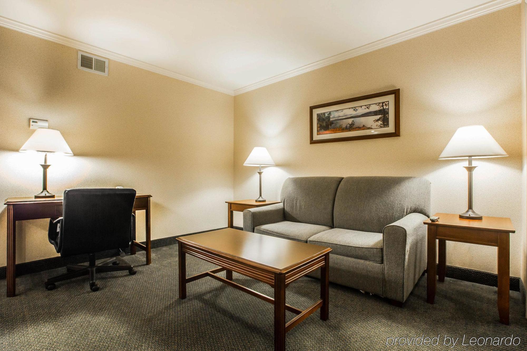 Clarion Inn & Suites At The Outlets Of Lake George Exteriér fotografie