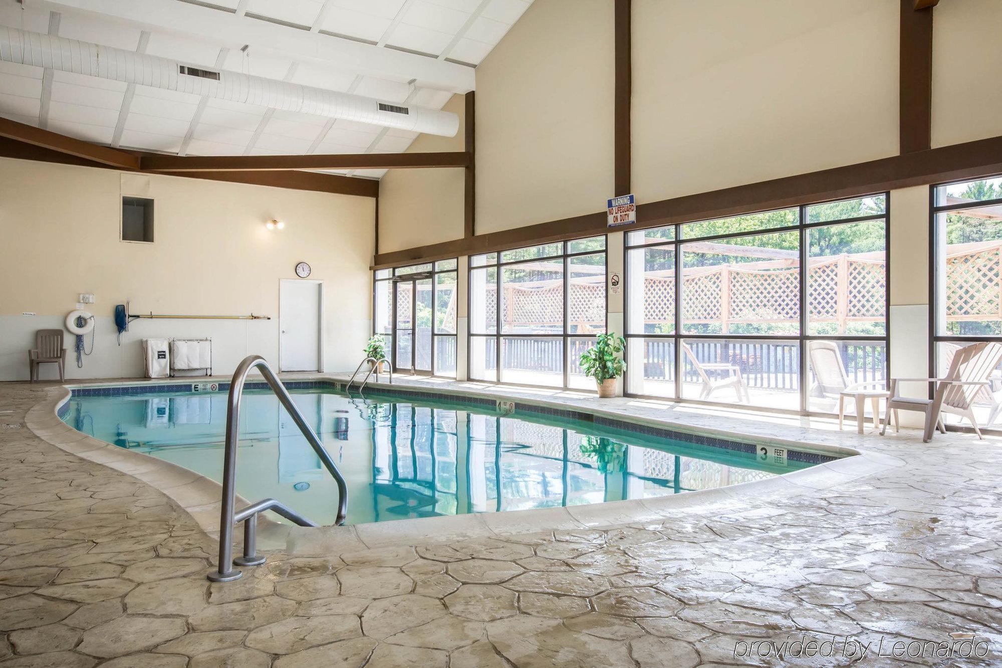Clarion Inn & Suites At The Outlets Of Lake George Exteriér fotografie