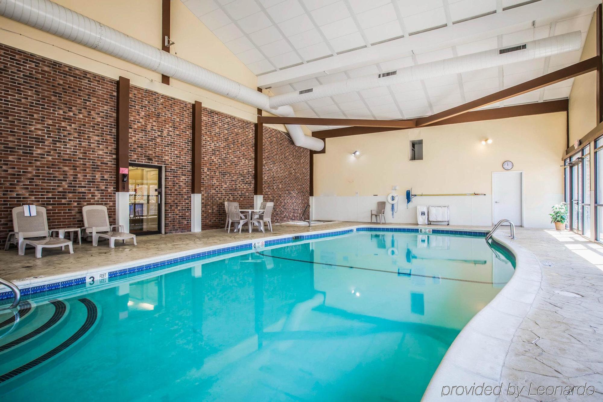 Clarion Inn & Suites At The Outlets Of Lake George Exteriér fotografie