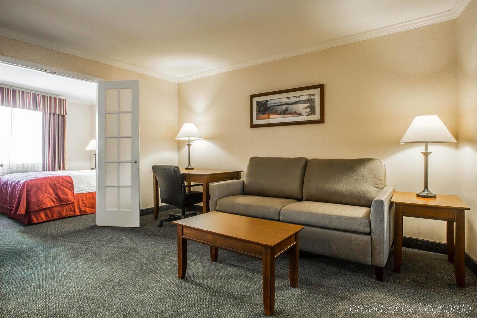 Clarion Inn & Suites At The Outlets Of Lake George Exteriér fotografie
