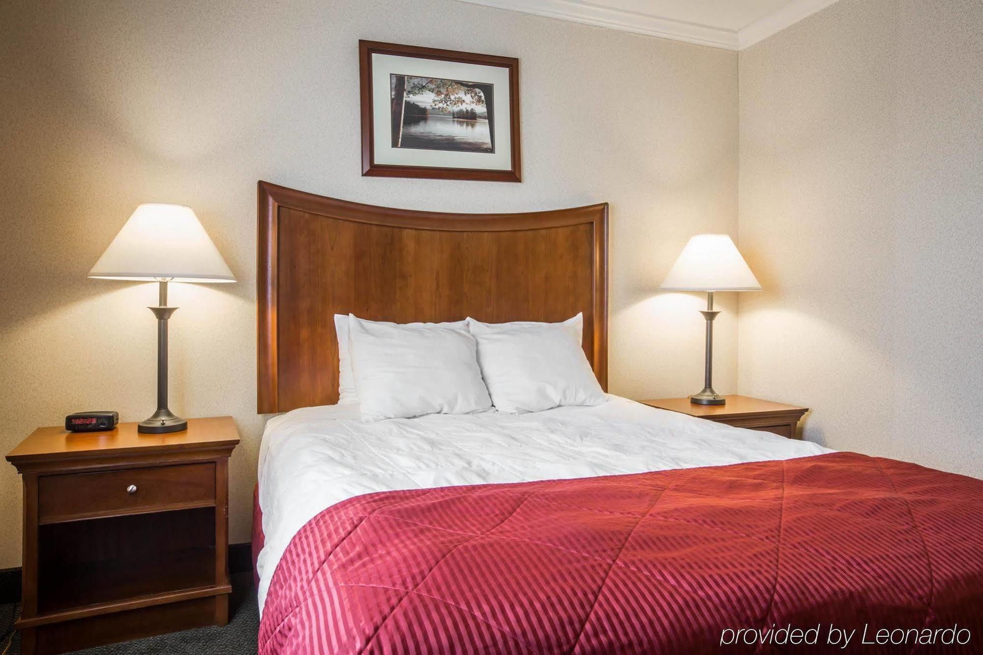 Clarion Inn & Suites At The Outlets Of Lake George Exteriér fotografie