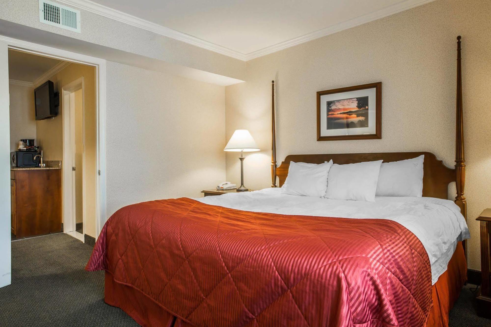 Clarion Inn & Suites At The Outlets Of Lake George Exteriér fotografie