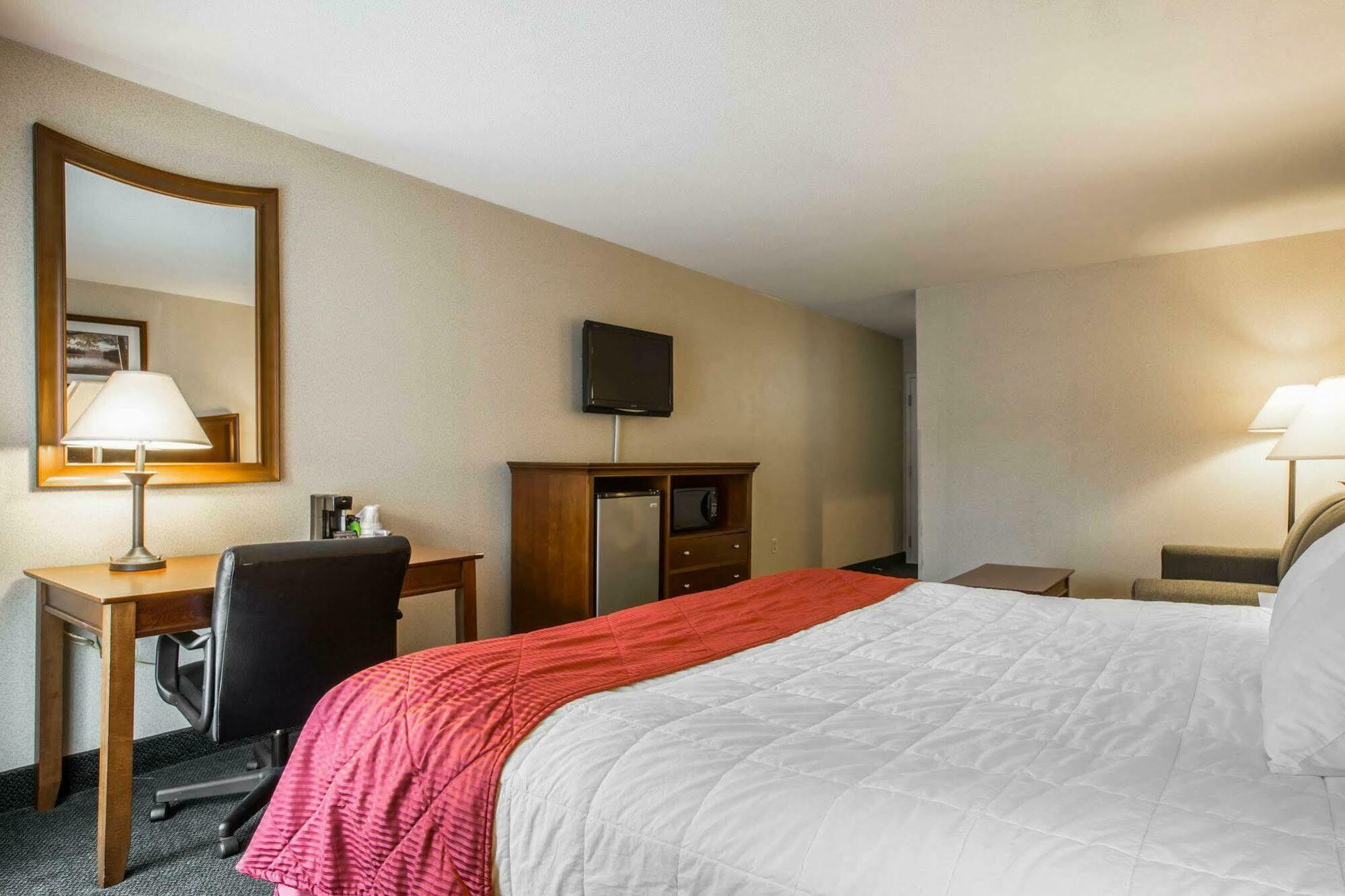Clarion Inn & Suites At The Outlets Of Lake George Exteriér fotografie