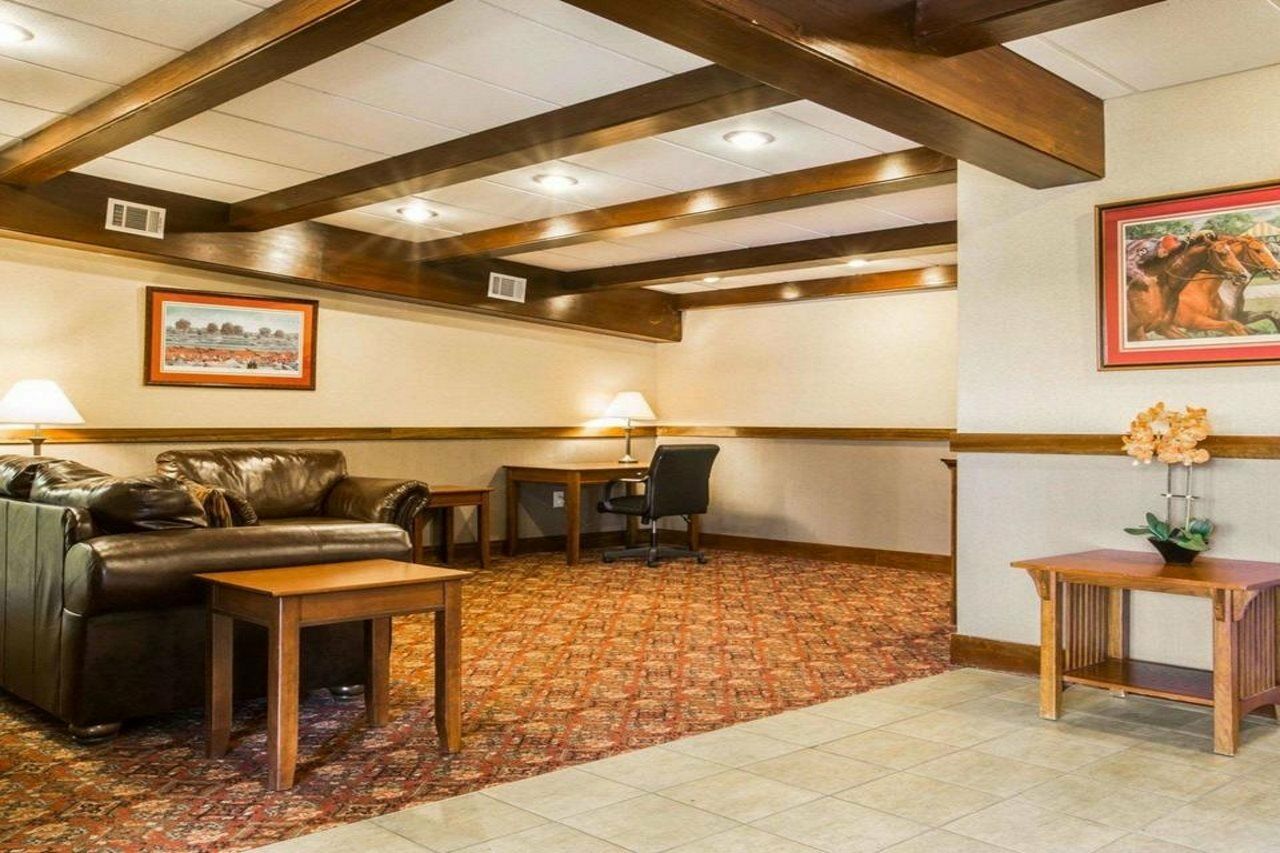 Clarion Inn & Suites At The Outlets Of Lake George Exteriér fotografie